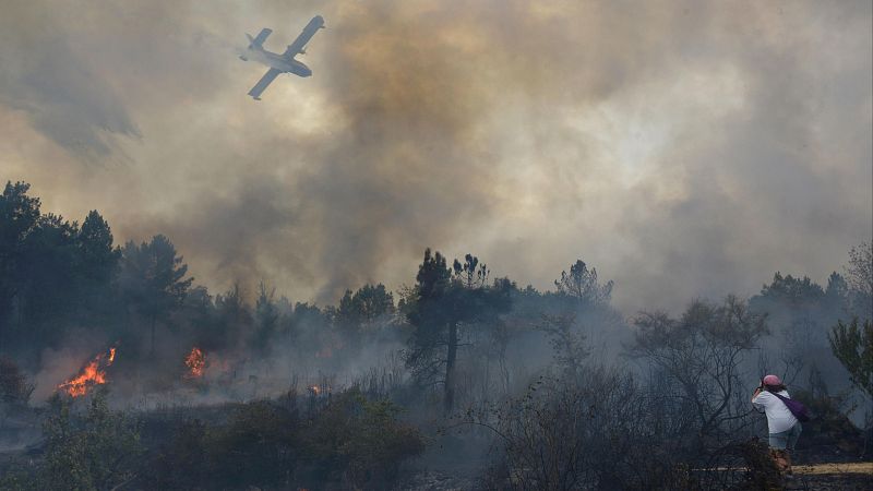 La ola de incendios no da tregua con dos decenas de focos activos y unos 6.000 desalojados en toda España
