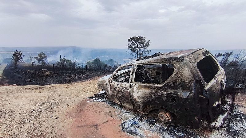 El fuego calcina el coche en el que viajaba la alcaldesa de Maceda: "Cambió el viento y nos vimos rodeados"