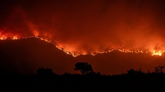 Vista del incendio forestal que permanece activo en Ombra