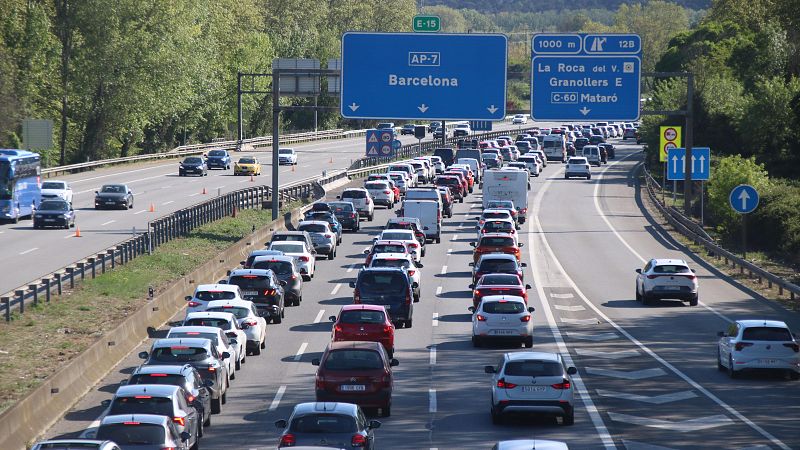 Operació sortida pel pont d'agost: 340.000 vehicles, 4.200 vols i reforç de trens