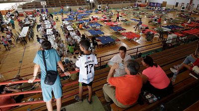 Varias personas evacuadas por los incendios en el pabelln municipal de La Baeza, Len.