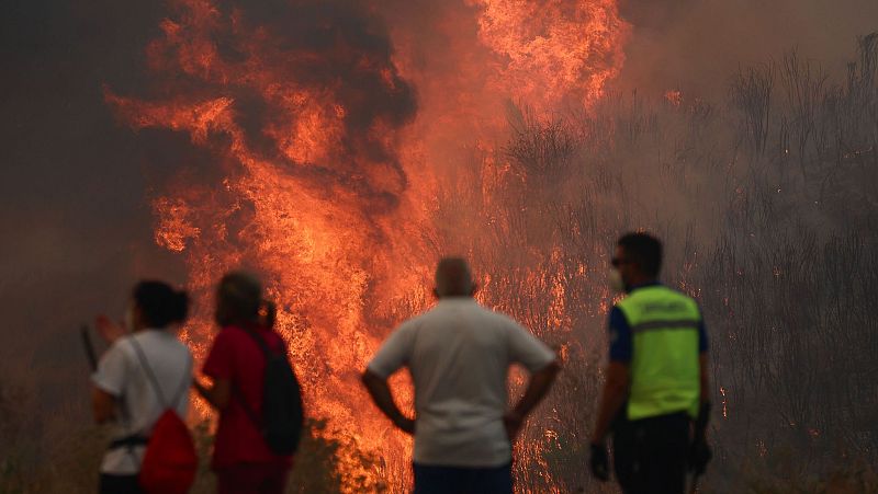 Incendios en España hoy, última hora en directo | El fuego entre Zamora y Ourense sigue descontrolado y el trabajo se centra en salvar casas
