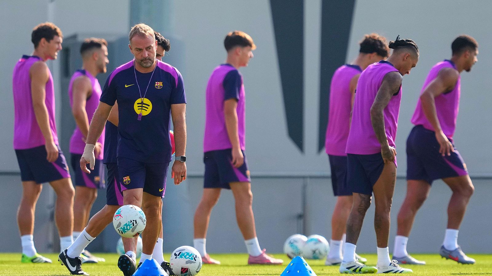 Flick: "No estoy contento con las inscripciones, pero confío" - Fútbol | Ver