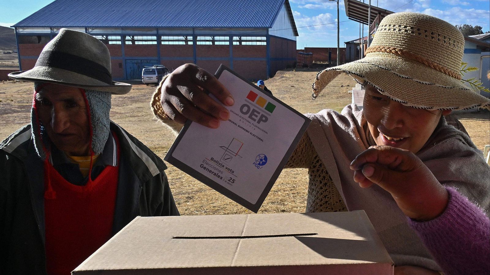 Bolivia celebra elecciones sin Evo Morales y con opciones para la derecha - Telediario Fin de Semana | Ver