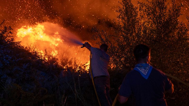 Incendios en España hoy, última hora en directo | El fuego sigue descontrolado en Galicia, Castilla y León y Extremadura