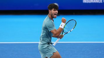 Carlos Alcaraz, de Espaa, reacciona tras ganar un punto durante su partido contra Alexander Zverev, de Alemania, en la dcima jornada del Cincinnati Open