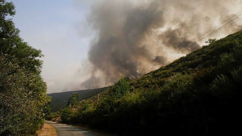 Un muerto y un herido al volcar una autobomba durante las labores de extinción de los incendios en León