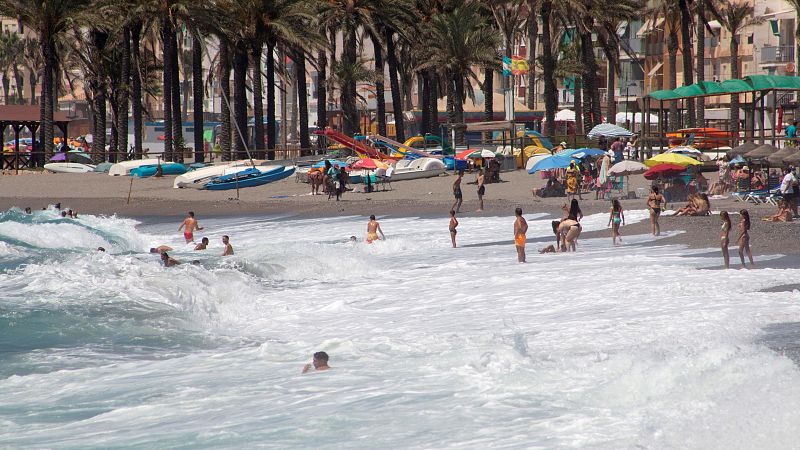 Un reventn trmico sorprende a los baistas en Motril, Granada