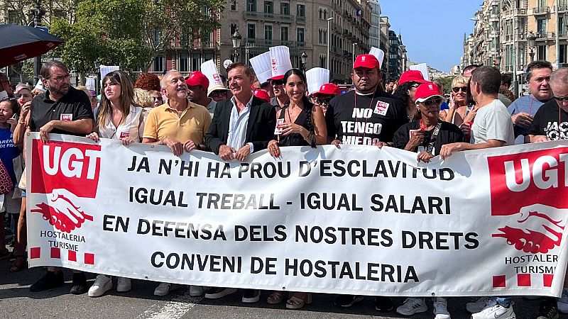 Prop de 200 treballadors de l'hostaleria protesten per reclamar un conveni digne