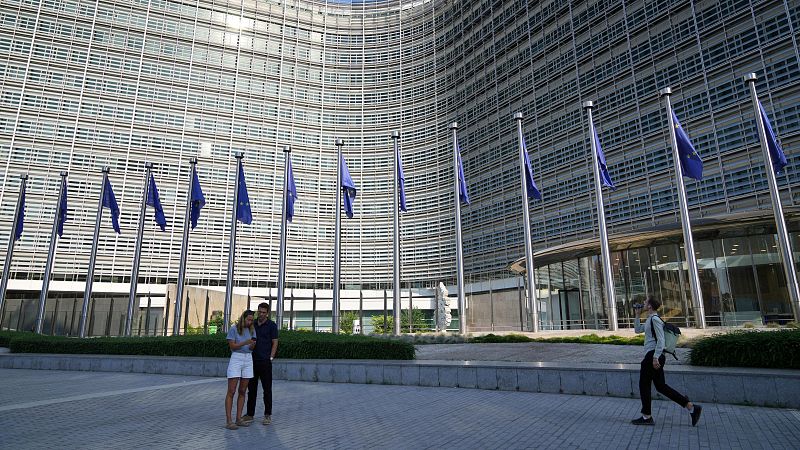 La Unión Europea y Estados Unidos dejan por escrito el pacto alcanzado en julio para evitar la guerra comercial