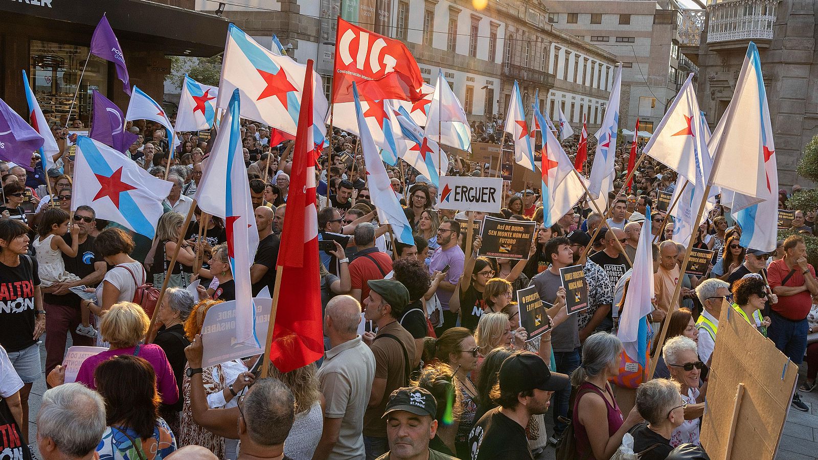 Las protestas contra la gestión de los incendios llegan a Galicia | Ver