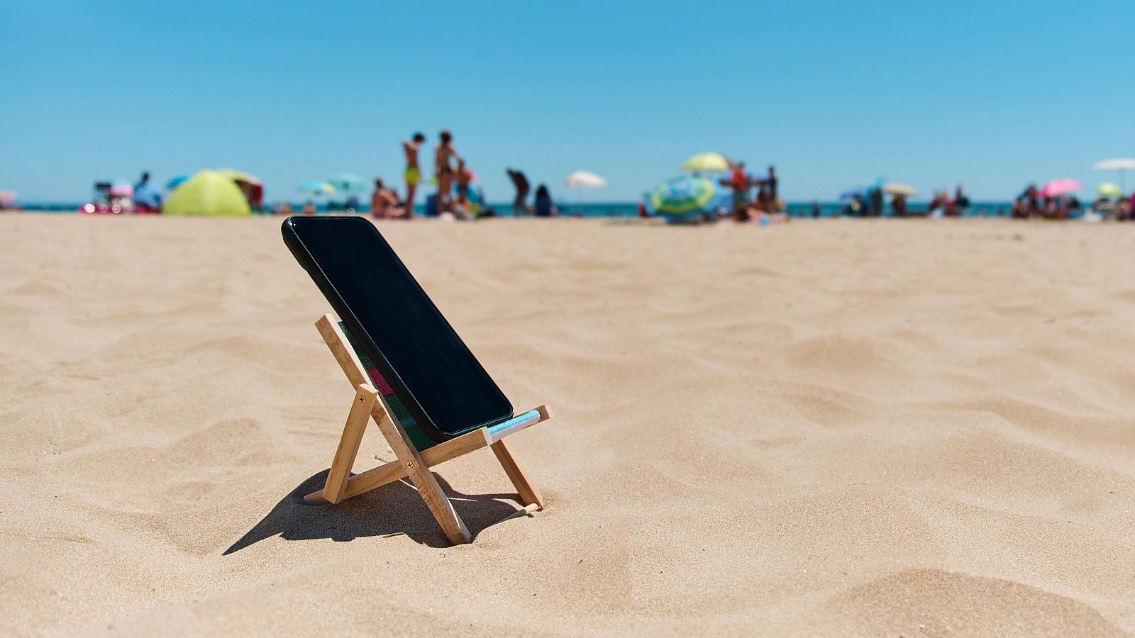 El 65% de los trabajadores no desconecta durante sus vacaciones - Telediario 1 | Ver