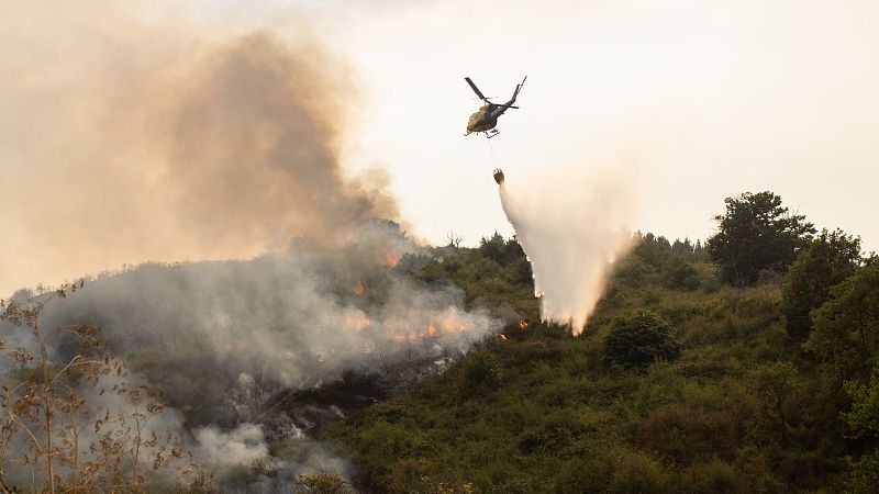 Dos nuevos incendios y reactivaciones de focos ya existentes obligan a desalojar a decenas de vecinos en León
