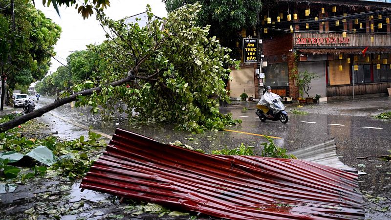 Al menos tres muertos, 10 heridos y unas 10.000 casas dañadas en Vietnam por el tifón Kajiki