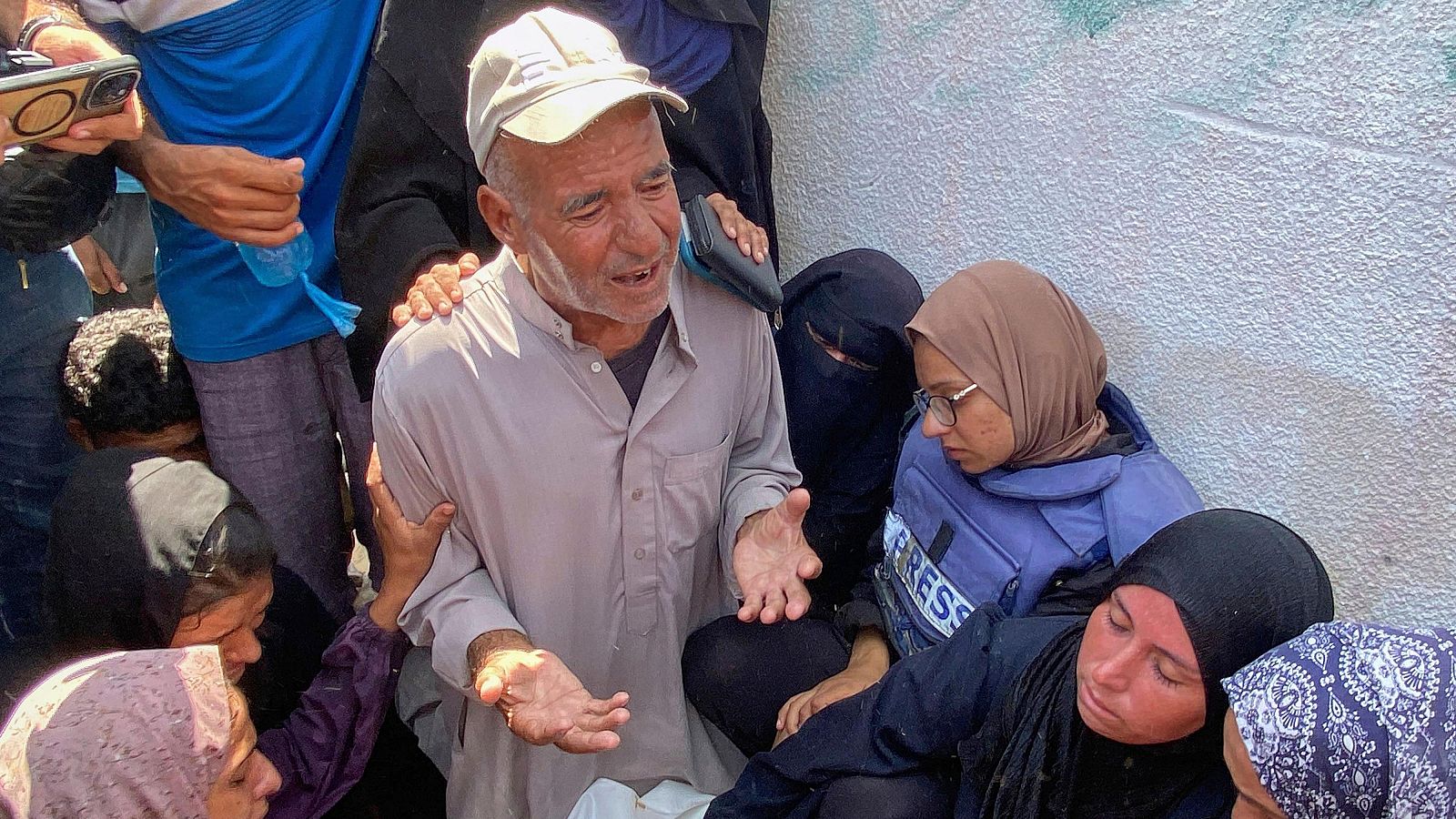 Rifat Alazamma, anestesista y reportero en Gaza: "Están castigando a dos millones de personas. Solo podemos elegir nuestra manera de morir" - La hora de La 1 | Ver