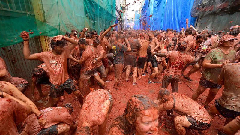 Buñol se empapa de rojo en la Tomatina de 2025 para renacer tras la dana de Valencia