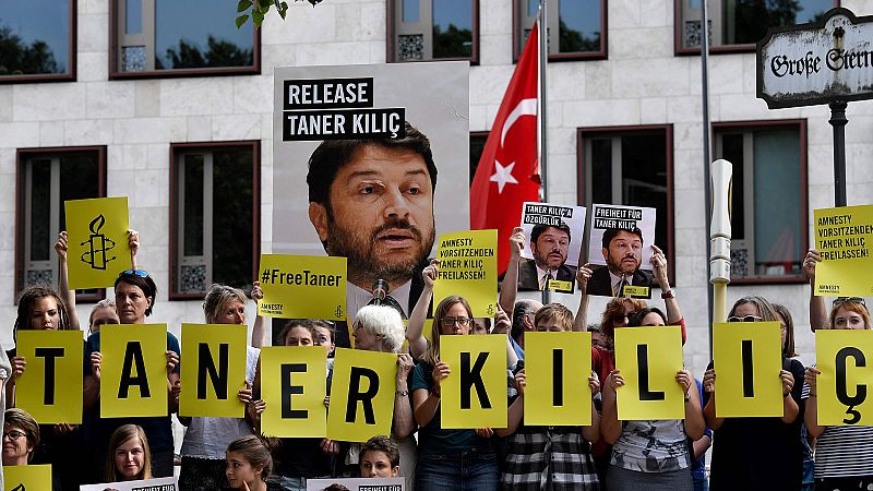 Un tribunal turco pone en libertad al líder de Amnistía Internacional en Turquía