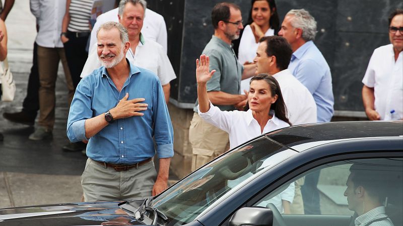 Los reyes visitan las zonas devastadas por los incendios en Zamora y León: "Queríamos estar cerca de los afectados"