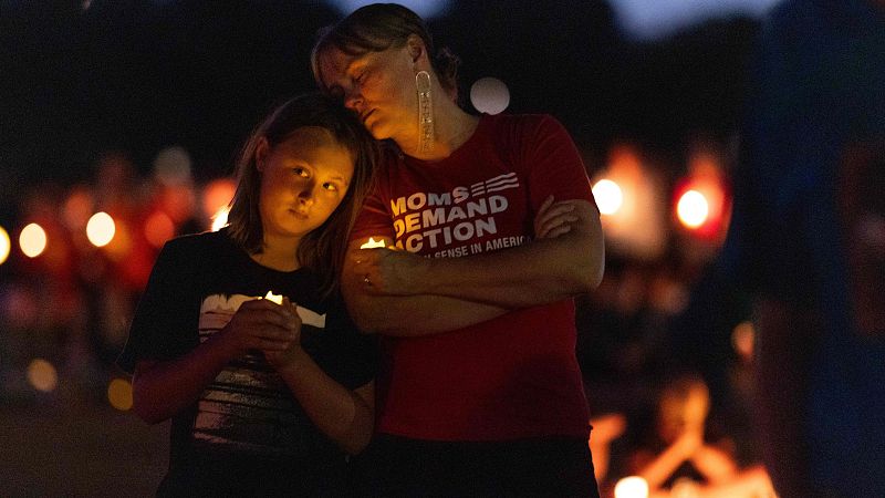 Vigilia en Minneapolis tras el tiroteo en una escuela católica que ha dejado dos menores muertos y 17 heridos