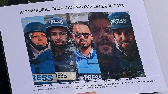 Una persona sostiene un cartel con fotos y nombres de periodistas palestinos muertos en los ataques israeles al hospital Nasser el 25 de agosto