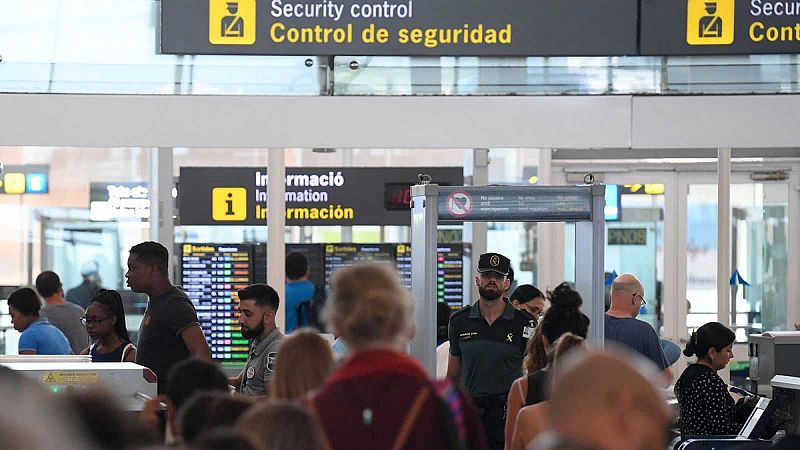 El mal tiempo cancela decenas de vuelos y provoca retrasos en los aeropuertos de Barcelona y Palma