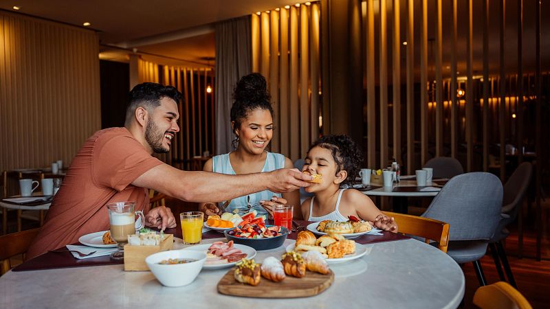 Menos de dos semanas de vacaciones y más salidas a restaurantes: así viajan y comen los españoles