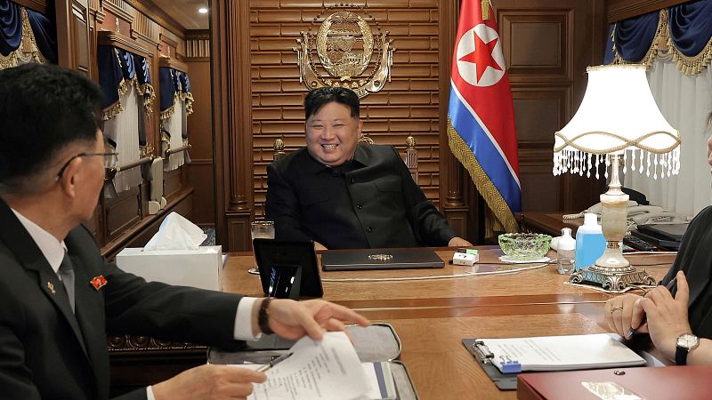 Kim cruza en tren la frontera con China para asistir al desfile militar con Xi y Putin