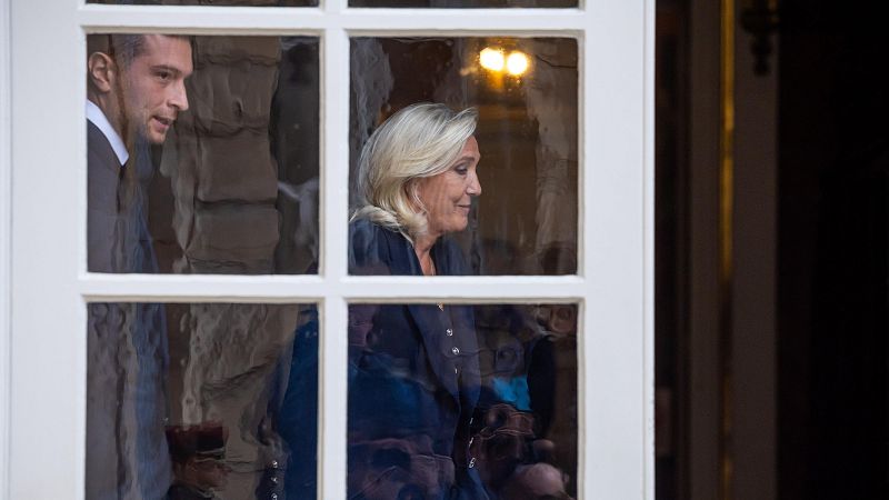 Le Pen no sostendrá a Bayrou y reclama a Macron una convocatoria electoral "ultra rápida" para tener presupuestos