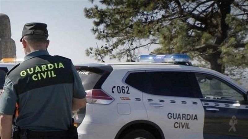 La Guardia Civil busca a un hombre por quemar a su expareja dentro de un coche en Cuéllar, Segovia