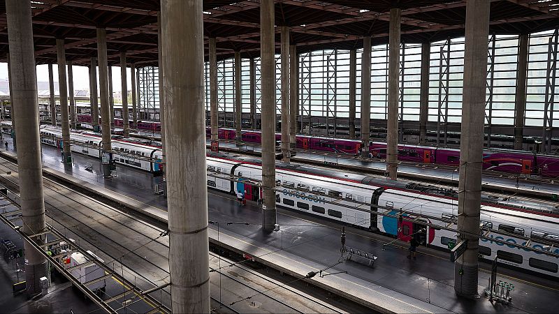 Paradas y retrasos en los trenes de alta velocidad tras una caída de los servidores informáticos de Adif