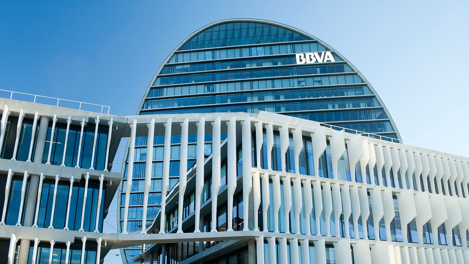 La CNMV aprueba el folleto de la opa del BBVA sobre el Sabadell, cuyo futuro queda en manos de sus accionistas - Telediario 1 | Ver