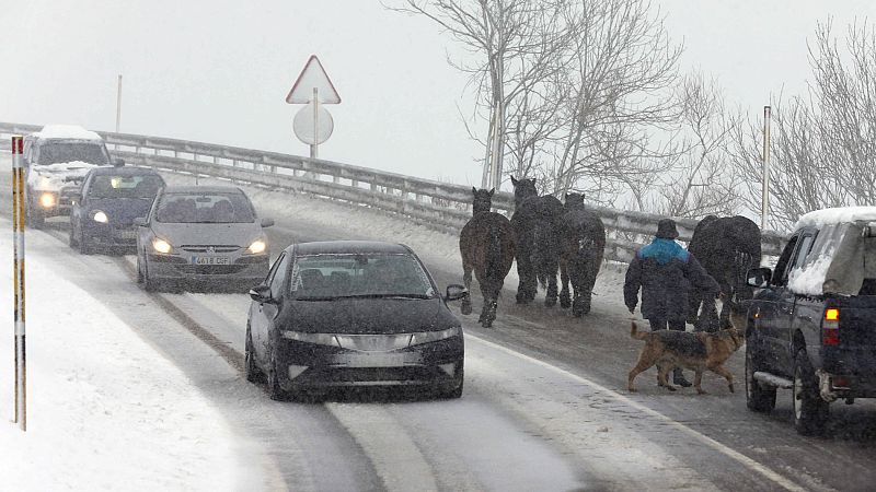La nieve obliga a cerrar decenas de carreteras secundarias y a usar cadenas en varios puertos principales