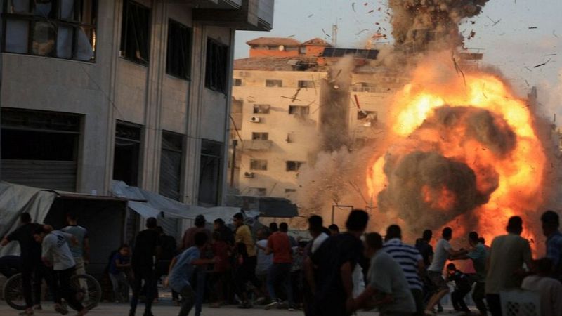 Israel ataca un tercer edificio de gran altura en Ciudad de Gaza e insta a la población a trasladarse al sur