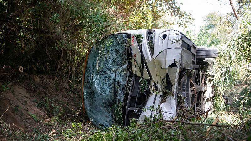Tres heridos graves tras un accidente de autobús con 60 personas en la C-32 de Santa Susanna, Barcelona