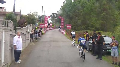 Egan Bernal se impone a Mikel Landa tras un nuevo recorte por las protestas anti Israel