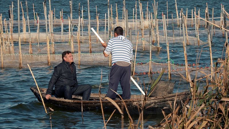 'Las Rutas Capone' pesca anguilas en la Albufera de Valencia y elabora horchata casera