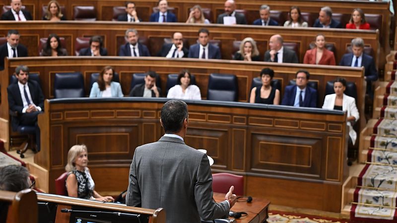 Sánchez ve a Feijóo "mimetizado" con Vox y este le afea su "miedo" a los jueces en su primer 'cara a cara' del curso