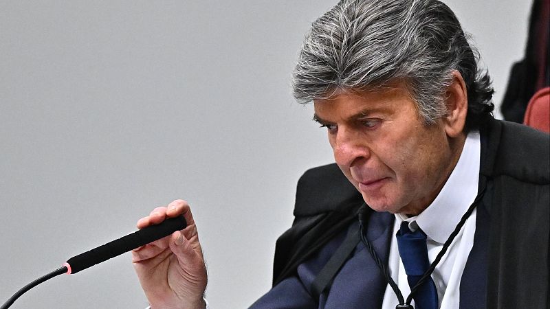 El tercero de los cinco jueces encargados del juicio contra Bolsonaro rompe con sus pares y vota anular la audiencia