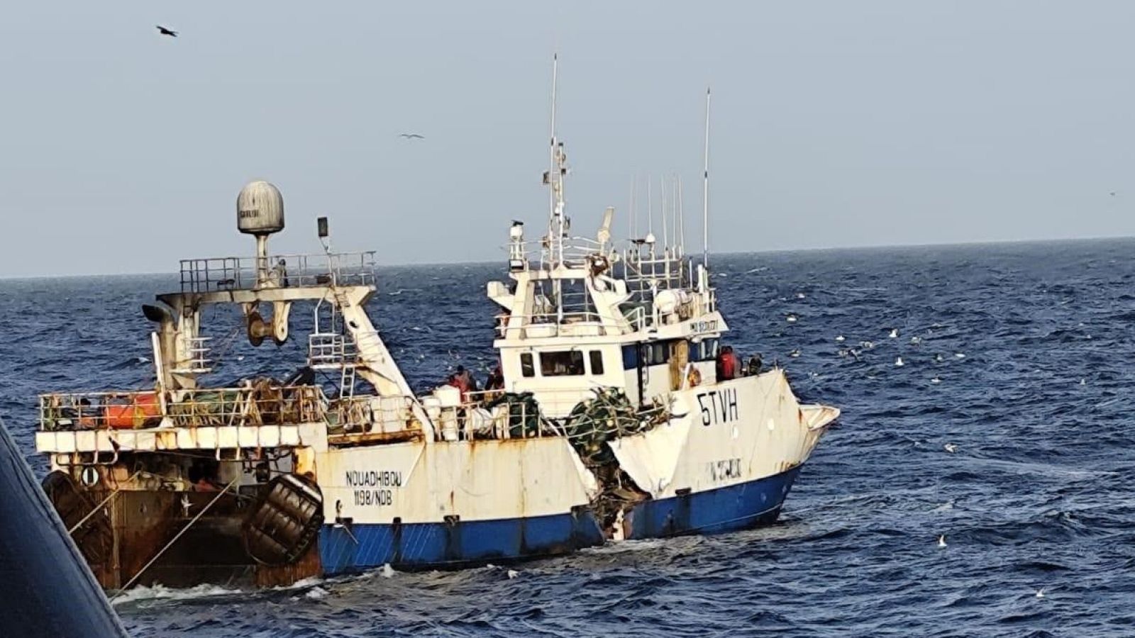 Tres españoles rescatados en el naufragio de un pesquero | Ver