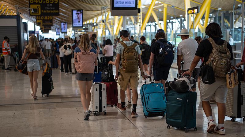 La huelga del personal de seguridad en el aeropuerto de Barajas en Madrid deja una mañana de largas colas y retrasos