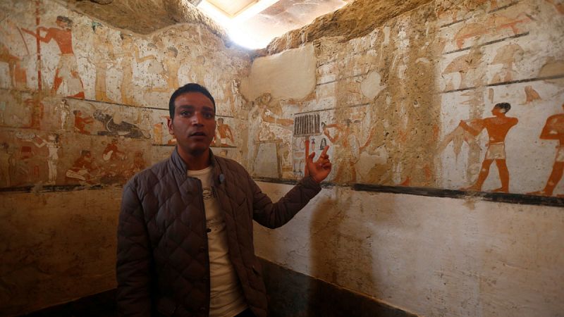 Hallan la tumba de una alta funcionaria del Imperio Antiguo faraónico junto a las pirámides de Guiza