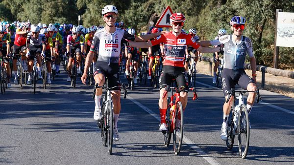Jonas Vingegaard (c), Joao Almeida (i) y Tom Pidcock (d) durante la �ltima etapa de la Vuelta a Espa�a 2025.