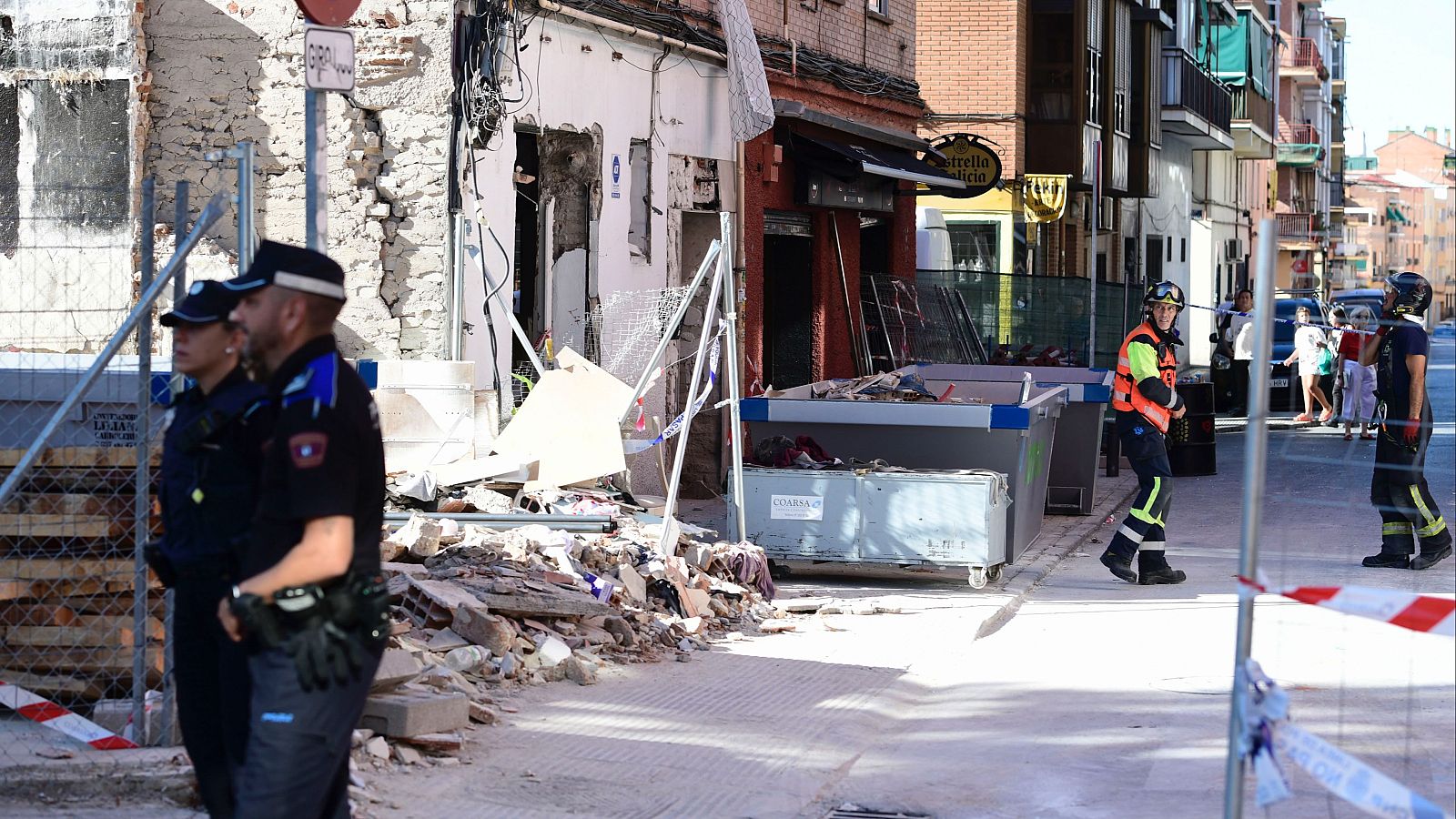 Localizan el cuerpo sin vida de una segunda persona en la explosión de Vallecas - Telediario 2 | Ver