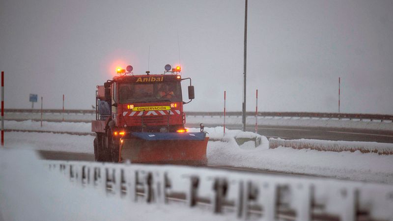 Decenas de carreteras secundarias afectadas por el temporal de nieve