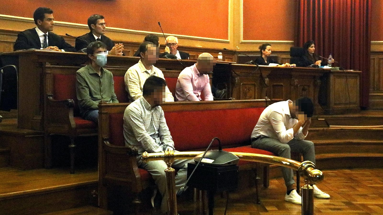 Los cinco acusados de Castelldefels por violar en grupo a tres mujeres pactan penas inferiores a 9 años - Informativo 24h | Ver