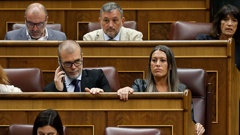Junts pacta con el Gobierno "blindar" el catalán en la ley de atención al cliente