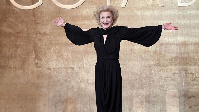 Una alfombra roja en blanco y negro