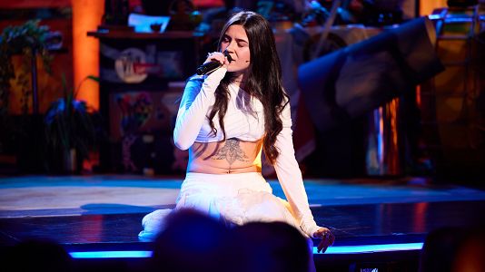 Vera GRV canta sobre el escenario de La Revuelta 23/9/25