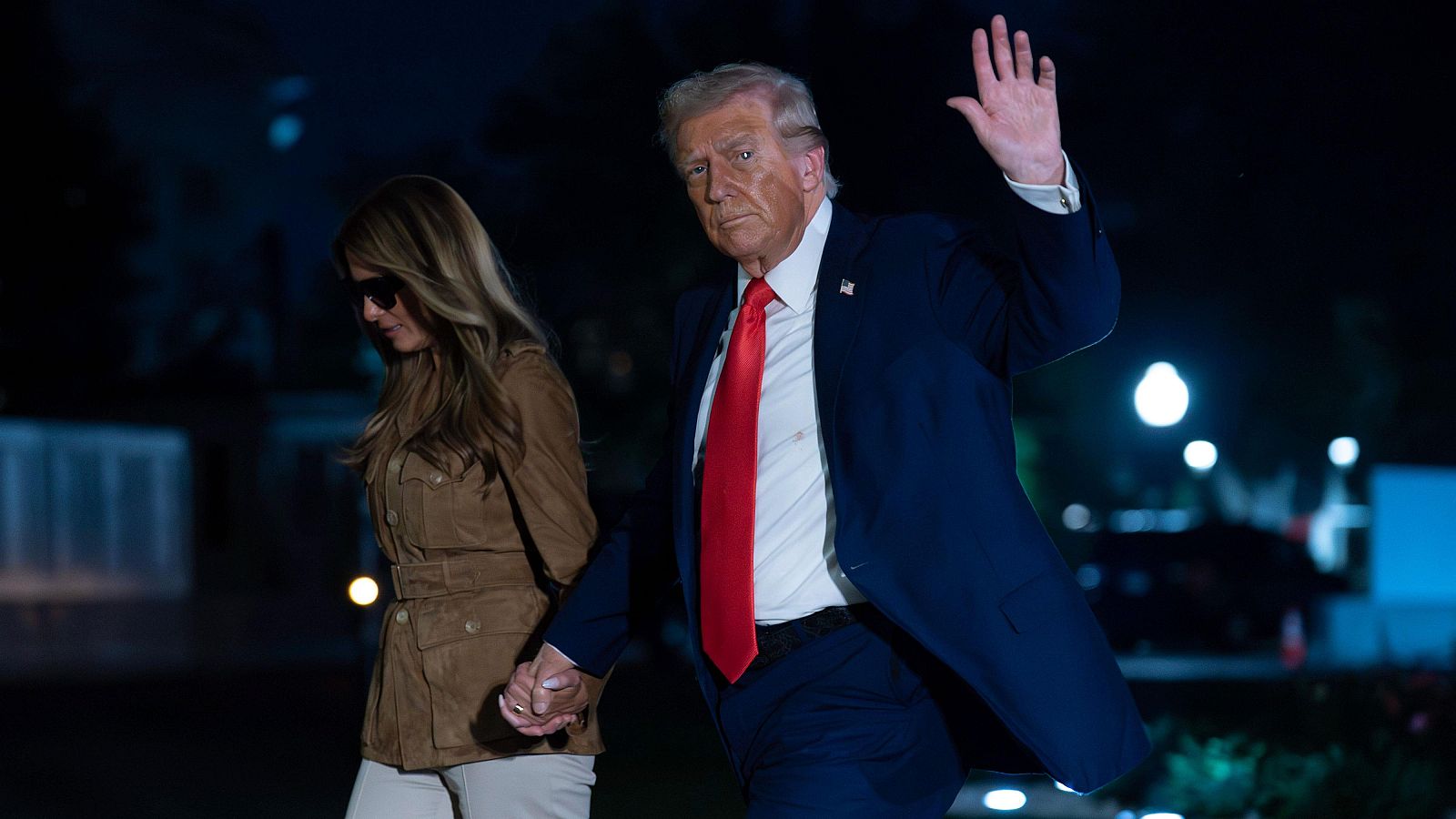 Trump sugiere quitarle las licencias a las cadenas de televisión que le critican | Ver