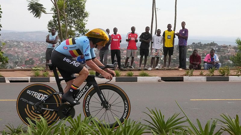 Remco Evenepoel firma una contrarreloj antológica doblando a Pogacar para lograr su tercer Mundial seguido